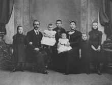 1900  V.l.n.r.: Alijda Bardina, Johannes Alexander [geb. 1859], Hendrika Jacoba, Johannes Alexander [geb. 1888] en Augusta Bergvelt; Catharina Wilhelmina Zegers; Catharina Wilhelmina en Johanna Bergvelt.